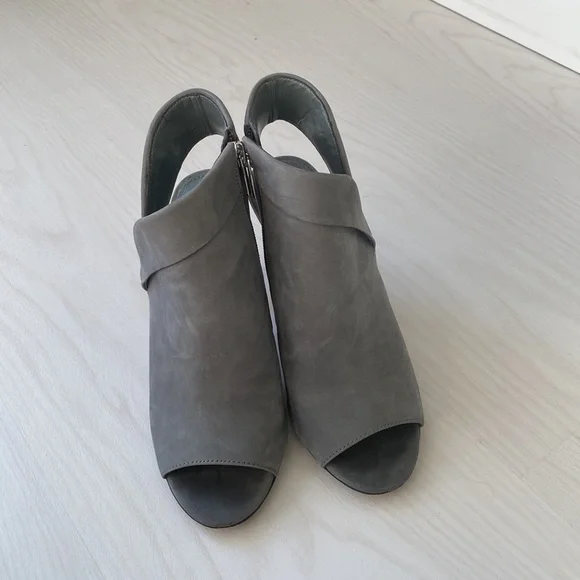 Vince Camuto 6.5M Cholia Grey Leather - Picture 3 of 9